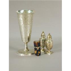 A 19th century tortoiseshell Etui, together with a pair of pepperettes, Birmingham 1924, and a Fr...