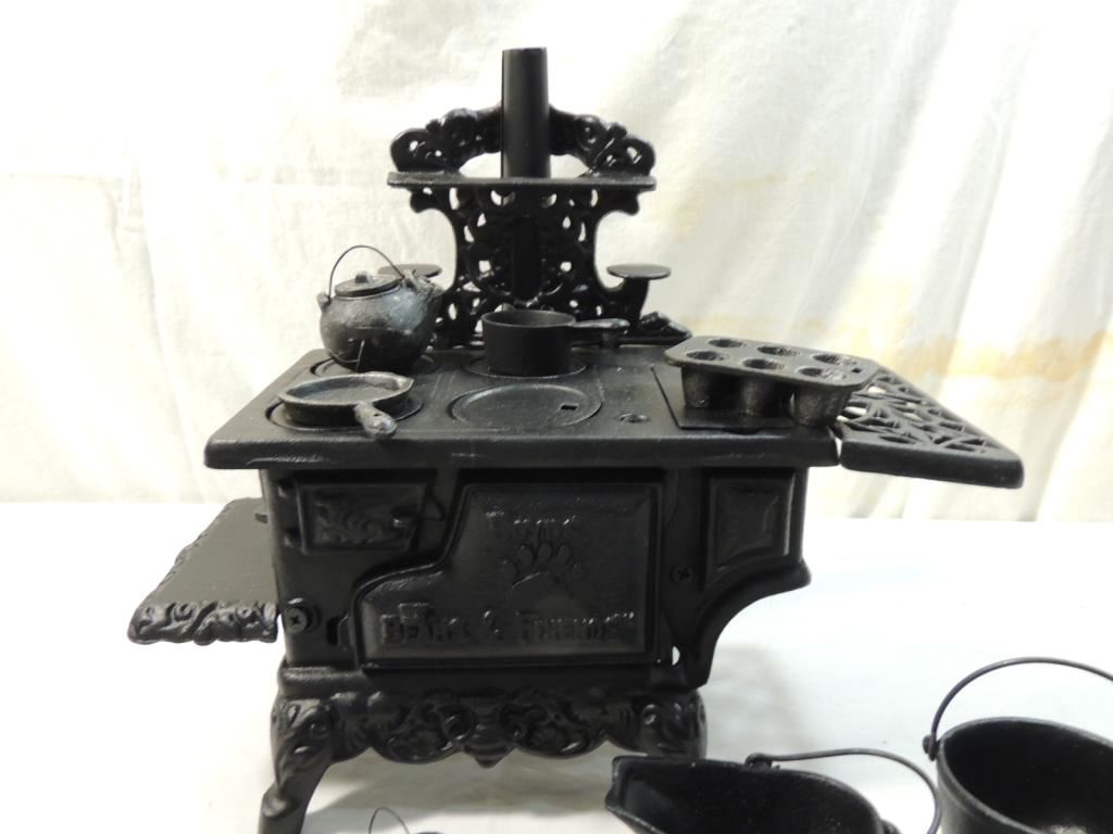BOYDS BEARS CAST IRON STOVE W/ POTS & PANS
