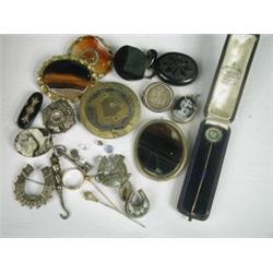 Various jewellery including a mourning locket, agate brooches and a jet locket Est. 150/200...