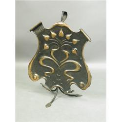 An Art Nouveau copper fire screen Est. 140/180...