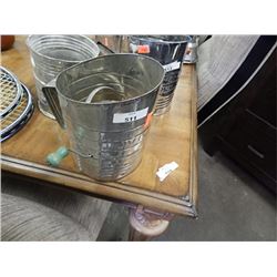 RETRO FLOUR SIFTER