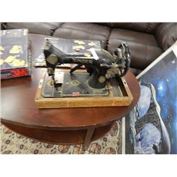 VINTAGE SINGER SEWING MACHINE