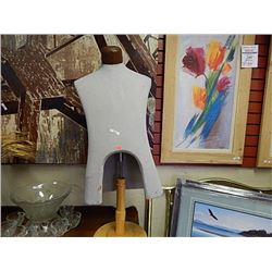 MANIQUIN - MALE TORSO ON STAND