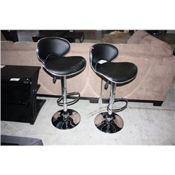 PAIR OF BLACK AND CHROME GAS LIFT BAR STOOLS