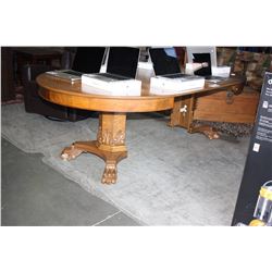 EARLY 1900S QUARTERSEWN OAK SPLIT PEDESTAL DINING TABLE WITH 2 LEAFS FEATURING CARVED CLAW FEET