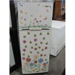 MOFFAT WHITE 2 DOOR APARTMENT SIZE REFRIGERATOR - PLUGGED IN AND WORKING