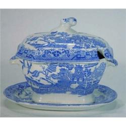 Blue and white willow patterned pottery tureen and cover on stand, 12cm high…