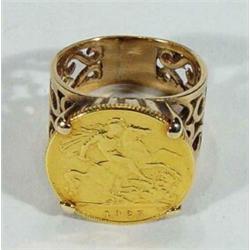 1925 sovereign ring mounted in an ornate gold mount…