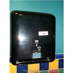 LOT: TORK INTUITION PAPER TOWEL DISPENSER