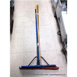 LOT: SQUEEGES 4X THE MONEY