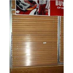 LOT: WOOD BLINDS TOP, BOTTOM