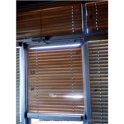 LOT: WOOD BLINDS TOP, BOTTOM