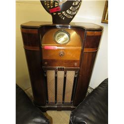 Vintage floor standing short wave radio