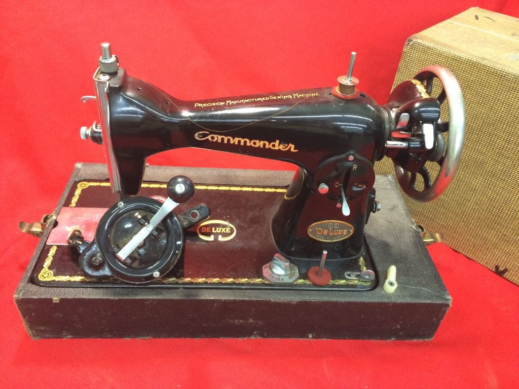 Vintage Commander Deluxe Sewing Machine With Case