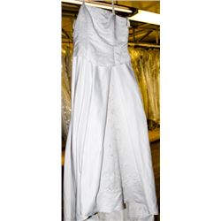 WHITE WEDDING DRESS SIZE: 16