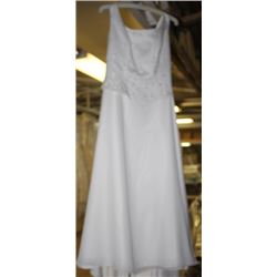 IVORY FLORAL DESIGN WEDDING DRESS SIZE: 8