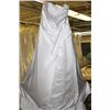 Image 1 : WHITE FLORAL WEDDING DRESS SIZE: 16
