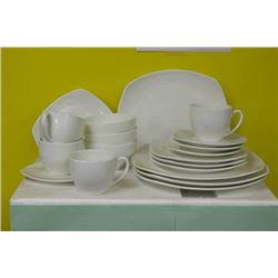 NEW 20 PIECE BONE CHINA DINNERWARE SET