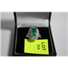 Image 1 : #52 PLATINUM 900 EMERALD 1.53CT 22 SIDE DIAMONDS