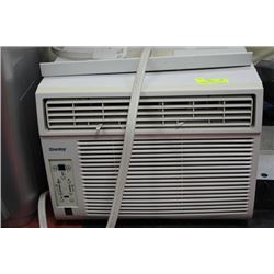 WHITE DANBY 10000 BTU WINDOW AIR CONDITIONING UNIT- WORKING