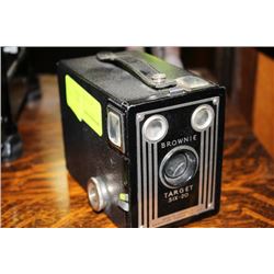 VINTAGE BROWNIE TARGET SIZ-20 KODAK CAMERA
