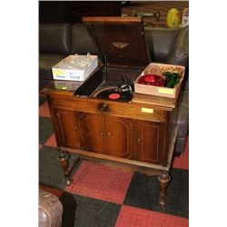 ANTIQUE VICTROLA PHONOGRAPH WITH CRANK