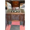 Image 1 : ANTIQUE VICTROLA  PHONOGRAPH W CRANK