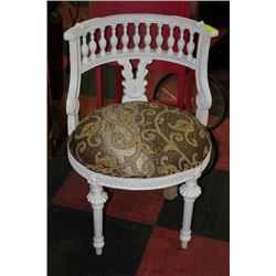 VINTAGE STYLE WHITE AND FABRIC SIDECHAIR