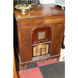 VINTAGE WOOD PHONOGRAPH RADIO