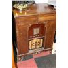 Image 1 : VINTAGE WOOD PHONOGRAPH RADIO
