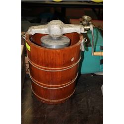 VINTAGE WHITE MOUNTAIN ICE CREAM MAKER