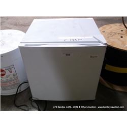 MAGIC CHEF SMALL ICE BOX