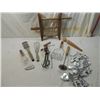 Image 1 : BOX LOT ASSORTED VINTAGE KITCHENALIA
