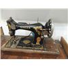 Image 1 : ANTIQUE SINGER SEWING MACHINE WITH TOMBSTONE CASE