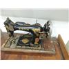 Image 3 : ANTIQUE SINGER SEWING MACHINE WITH TOMBSTONE CASE