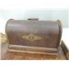 Image 4 : ANTIQUE SINGER SEWING MACHINE WITH TOMBSTONE CASE