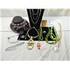 Image 2 : LOT 14 ASSORTED VINTAGE NECKLACES