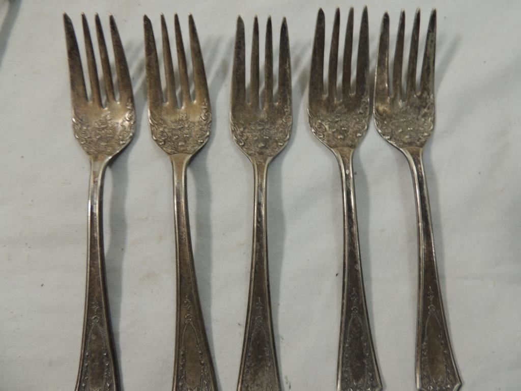 LOT 9 ANTIQUE SILVER PLATE FLATWARE