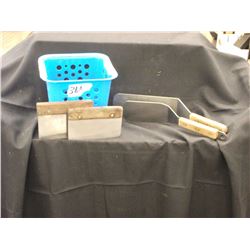 2 SPATULA'S 2 GRILL SCRAPERS - CONTENTS OF TUB
