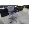 Image 2 : GLOBAL SUPRA GREY PATTERN MID BACK CLIENT CHAIR