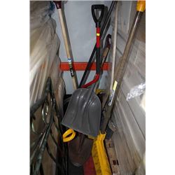 BUNDLE OF ASSORTED SHOVELS