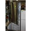 Image 4 : GE STAINLESS STEEL 18CU. LOFT FRIDGE