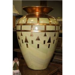 TWO-TONE SHOWHOME VASE