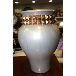 TWO TONE SHOWHOME VASE