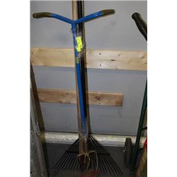 BUNDLE OF GARDENER'S TOOLS - 2 RAKES,