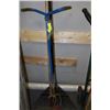 Image 1 : BUNDLE OF GARDENER'S TOOLS - 2 RAKES,