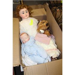 ESTATE BOX WIL 4 DOLLS,TEDDY BEAR AND PATCHWORK