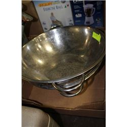 2 STAINLESS STEEL CULANDERS