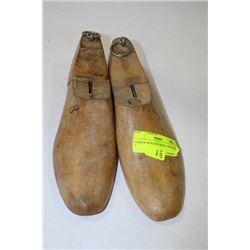 PAIR OF WOODEN SHOE FORMS SIZE 8