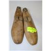 Image 1 : PAIR OF WOODEN SHOE FORMS SIZE 8